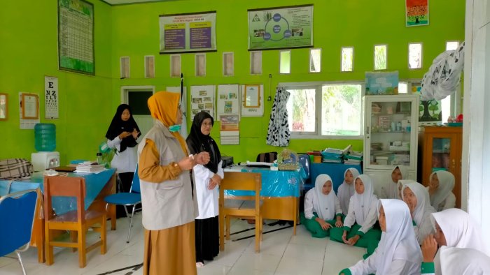 Peduli Kesehatan Remaja, Tim Puskesmas Penerokan Screening Murid MTsN 4 Batang Hari