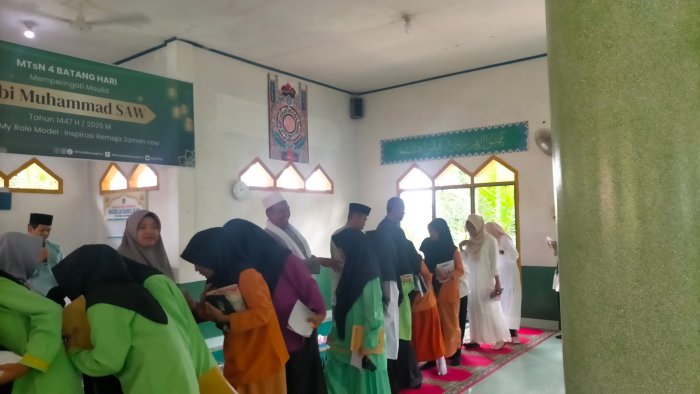 Kebersamaan dalam Salaman Usai Peringatan Maulid Nabi di Musholla Bahrul Ulum
