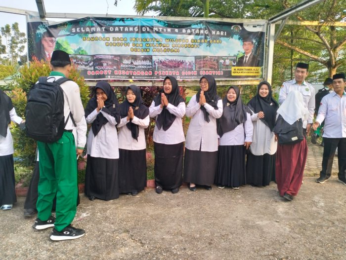 Senyum, Salam, dan Sapa Warnai Penyambutan Murid Baru MTsN 4 Batang Hari Tahun Ajaran 2026/2027 Senyum, Salam, dan Sapa Warnai Penyambutan Murid Baru MTsN 4 Batang Hari Tahun Ajaran 2026/2027