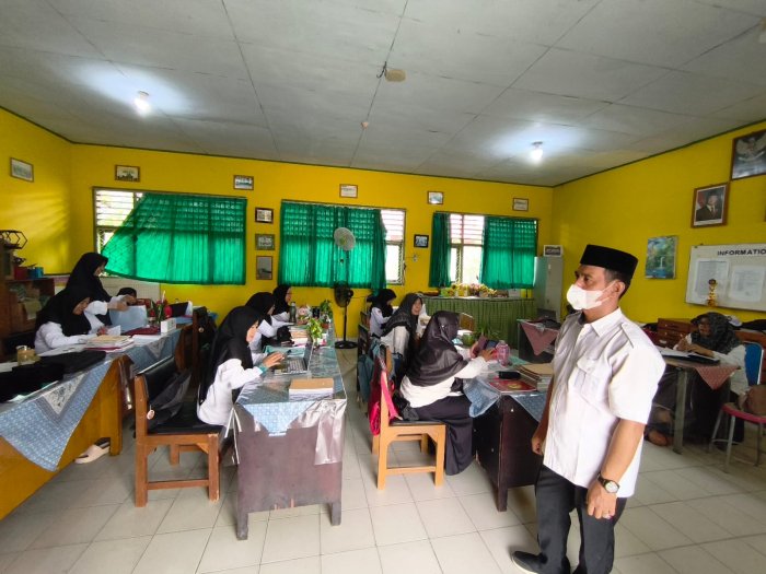 Kepala MTsN 4 Batang Hari Pantau Langsung Aktivitas Guru dalam Pelaksanaan PJJ Daring di Tengah Kabut Asap Karhutla Kepala MTsN 4 Batang Hari Pantau Langsung Aktivitas Guru dalam Pelaksanaan PJJ Daring di Tengah Kabut Asap Karhutla