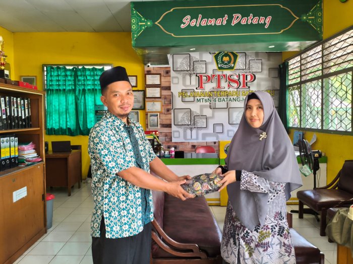 Jelang Penerimaan Murid Baru, Pin Identitas MTsN 4 Batang Hari Resmi Diserahkan ke Ketua PMB