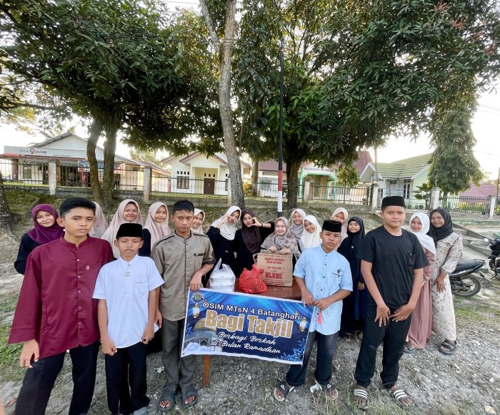 OSIM MTsN 4 Batanghari Tebar Kebaikan Ramadhan dengan Berbagi Takjil kepada Masyarakat Bajubang OSIM MTsN 4 Batanghari Tebar Kebaikan Ramadhan dengan Berbagi Takjil kepada Masyarakat Bajubang