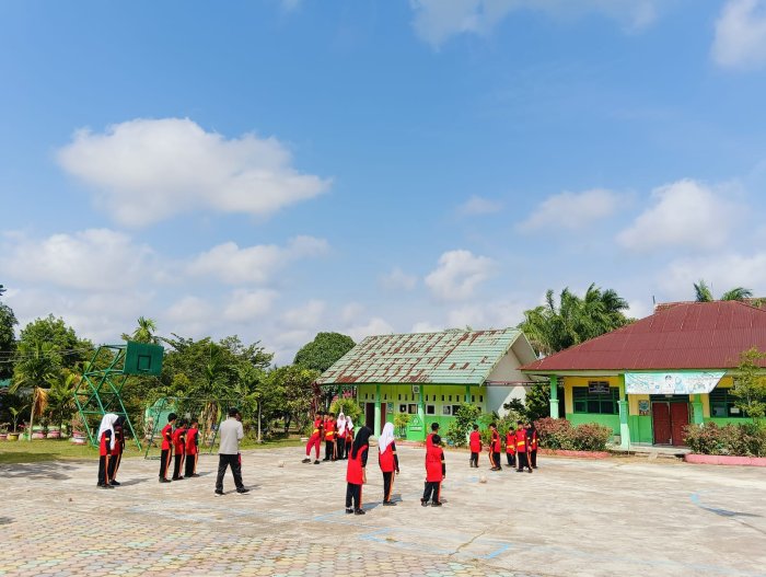 Semangat Kelas 7C dalam Pembelajaran PJOK: Menguasai Gerakan Dasar Sepak Bola di Lapangan Madrasah