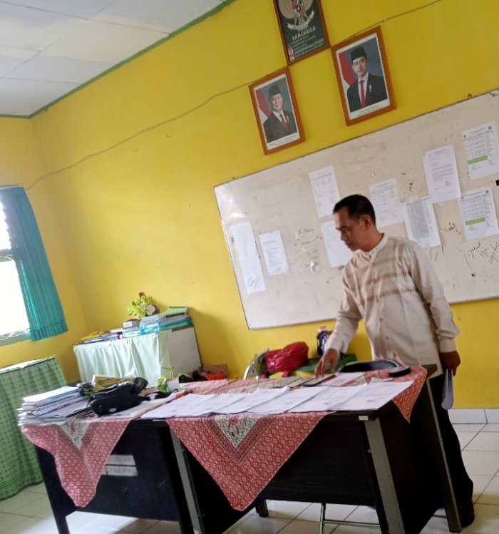 KEPALA MTsN 4 BATANG HARI CEK KELENGKAPAN DOKUMEN PENGAJUAN PROPOSAL PROGRAM FULLDAY