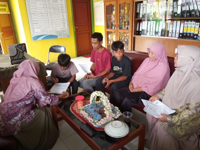 Orang Tua Antusias Daftarkan Anak di MTsN 4 Batang Hari, Panitia PMBM Sambut dengan Tangan Terbuka Orang Tua Antusias Daftarkan Anak di MTsN 4 Batang Hari, Panitia PMBM Sambut dengan Tangan Terbuka