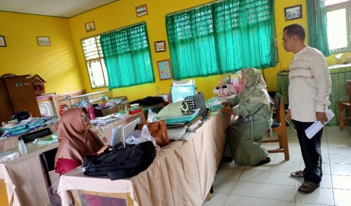 KEPALA MTsN 4 BATANG HARI PANTAU LANGSUNG KINERJA TIM PERSIAPAN PROGRAM FULLDAY KEPALA MTsN 4 BATANG HARI PANTAU LANGSUNG KINERJA TIM PERSIAPAN PROGRAM FULLDAY