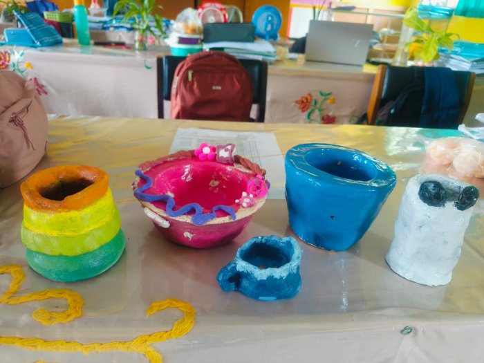 Siswa MTsN 4 Batang Hari Antusias Membuat Kerajinan dari Tanah Liat pada Pelajaran Prakarya