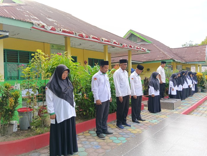Mengheningkan Cipta Di Upacara Bendera Mengenang Jasa Pahlawan
