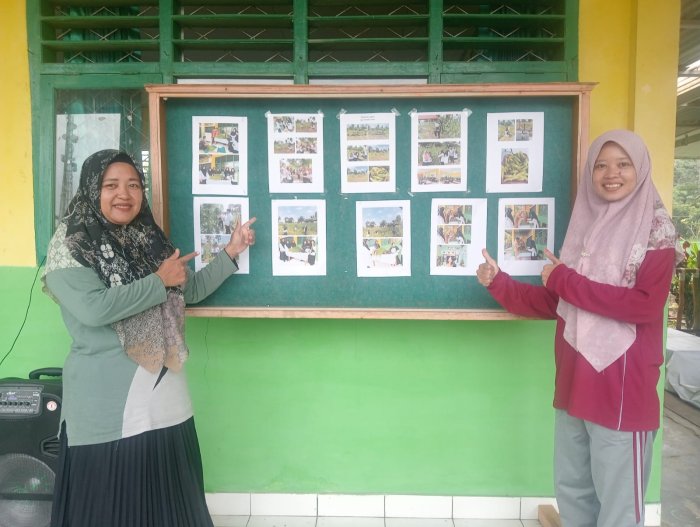 Tempelan Foto Hasil Kebun Di Mading Oleh AP KITELA