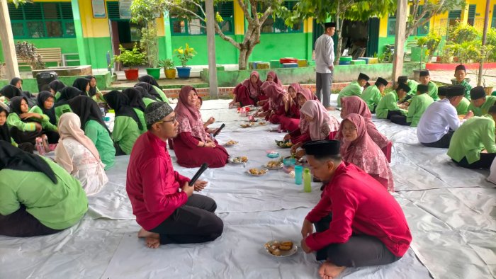 Keseruan Kudapan Pagi Bersama GTK dan Siswa di Pondopo MTsN 4 Batanghari