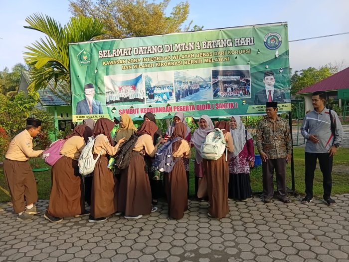 PAGI CERIA SAMBUT PESERTA DIDIK DI MADRASAH *Kamis, 2 April 2026* PAGI CERIA SAMBUT PESERTA DIDIK DI MADRASAH *Kamis, 2 April 2026*