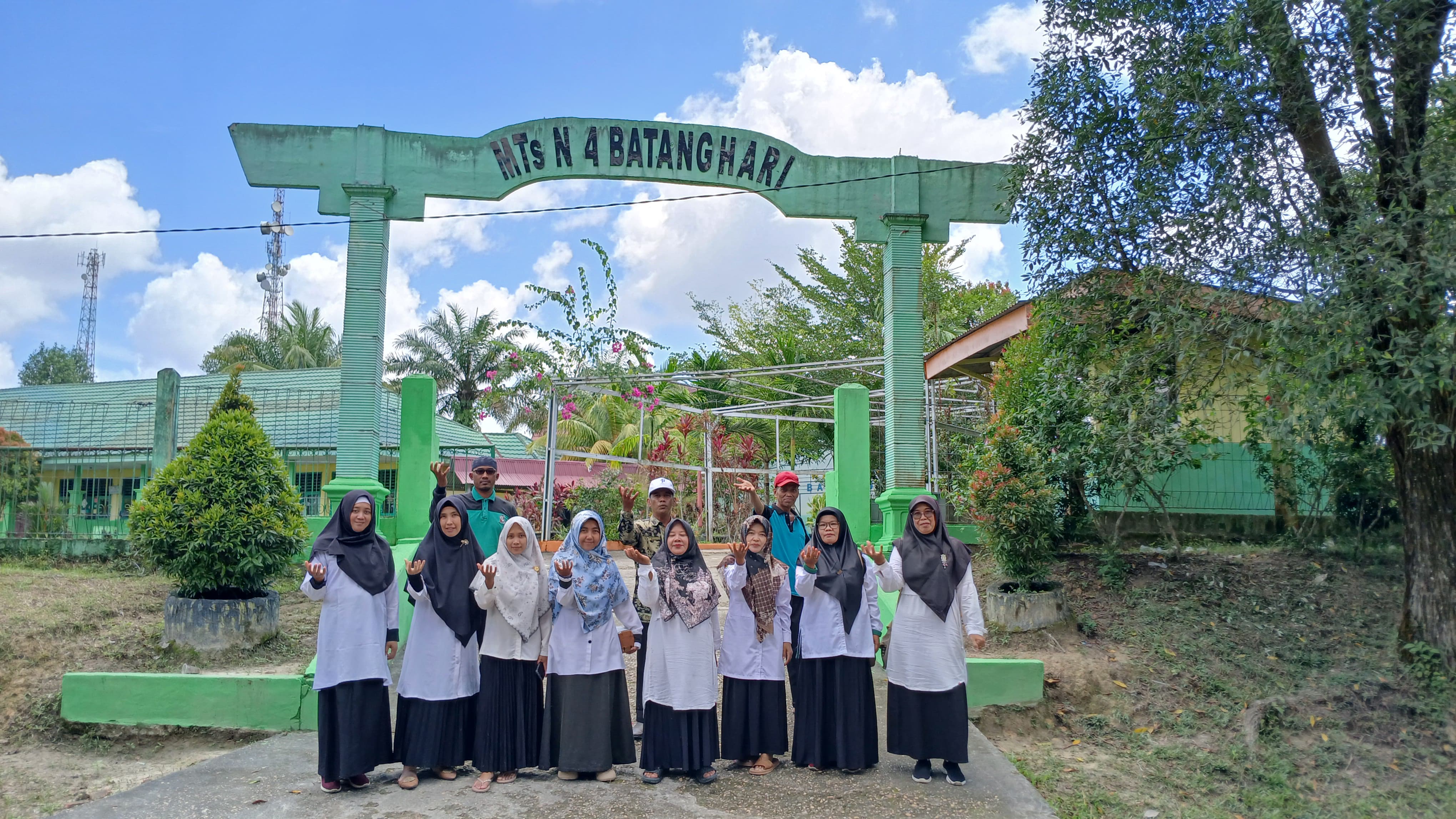 Selamat Hari Bumi Sedunia dari MTsN 4 Batanghari, Mari Peduli lingkungan.