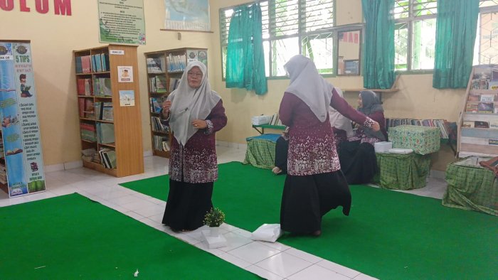 Wakasis MTsN 4 Batanghari Antusias Ikuti Keceriaan Pembagian Pertukaran Kado Hari Guru