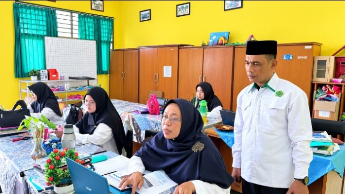 Pastikan Guru Tetap Produktif, Kepala MTsN 4 Batang Hari Monitoring Pembelajaran Daring