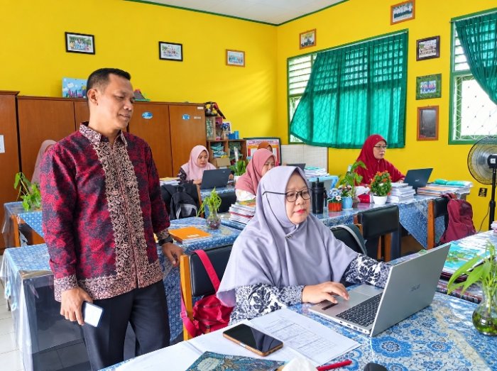 Kepala Madrasah Beri Arahan Persiapan AKG Di Ruang Guru