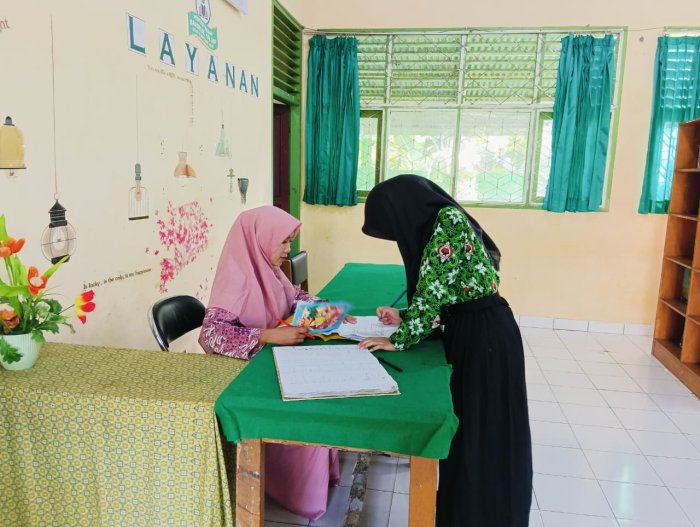 Dari Buku ke Hati: Ibu Tauhidatul Tanamkan Cinta Literasi di Bahrul Ulum