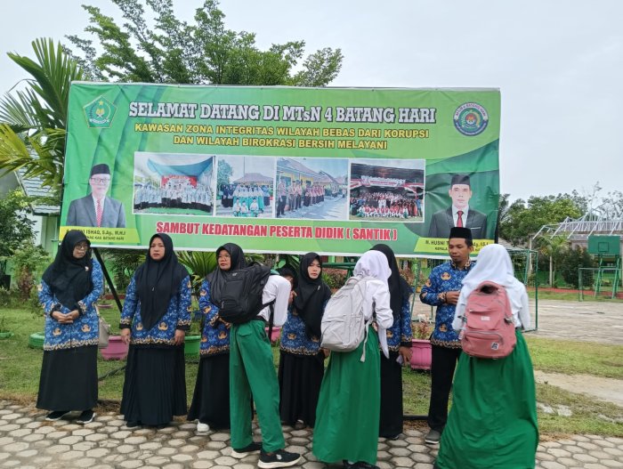 Membangun karakter sejak di gerbang madrasah,guru sambut peserta didik dengan penuh keteladanan