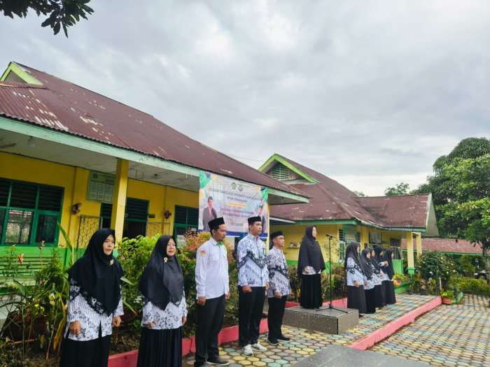 Batik PGRI Warnai Upacara Senin di MTsN 4 Batang Hari, Wujud Penghormatan untuk Guru Indonesia Batik PGRI Warnai Upacara Senin di MTsN 4 Batang Hari, Wujud Penghormatan untuk Guru Indonesia