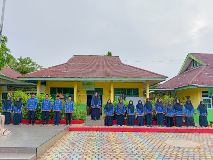 Upacara Senin MTsN 4 Batang Hari, Membangun Disiplin, Akhlak, dan Etika Digital Upacara Senin MTsN 4 Batang Hari, Membangun Disiplin, Akhlak, dan Etika Digital