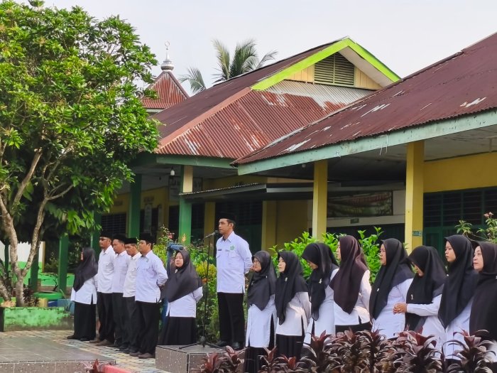 Kepala MTsN 4 Batang Hari Ajak Siswa Jadi Generasi Beradab dan Bijak di Media Sosial Kepala MTsN 4 Batang Hari Ajak Siswa Jadi Generasi Beradab dan Bijak di Media Sosial