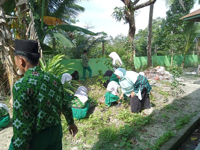 Siswa Kelas 9A dan 9B MTsN 4 Batanghari Antusias Kelola Lahan Madrasah