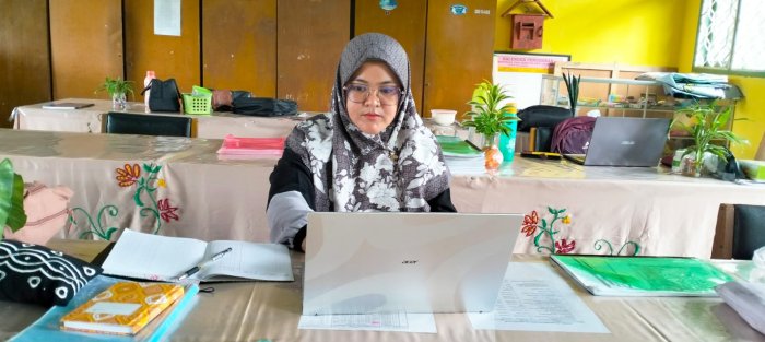 Guru IPA MTsN 4 Batang Hari Tekun Selesaikan Tugas PPG Secara Online