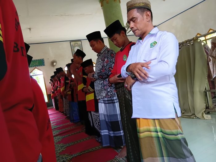 Bangun Budaya Religius, Kepala Madrasah Istiqomah Ikuti Sholat Zuhur Berjamaah