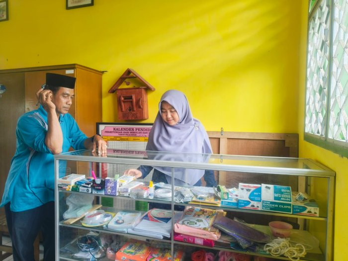 Kepala Madrasah Tinjau Koperasi Al Mubarok MTsN 4 Batang Hari Kepala Madrasah Tinjau Koperasi Al Mubarok MTsN 4 Batang Hari