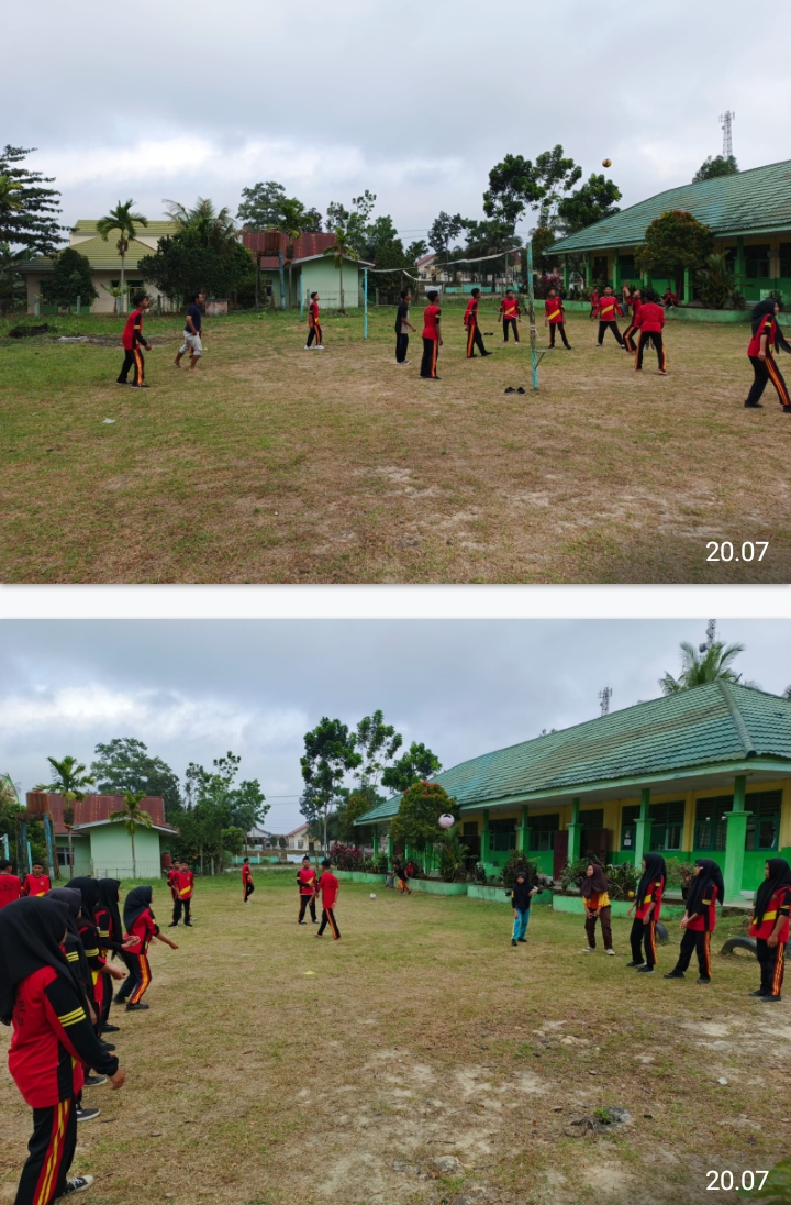 Antusiasme Para Siswa Mengikuti Latihan Bola Voli Saat Kegiatan Peminatan Olahraga Di MTsN  4 Batanghari