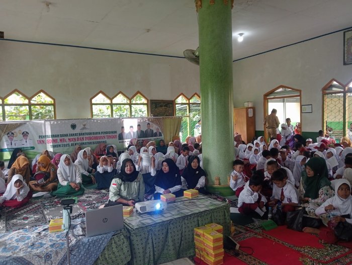 Sinergi Peduli Pendidikan: MTsN 4 Batang Hari Fasilitasi Distribusi Zakat BAZNAS untuk Siswa Bajubang