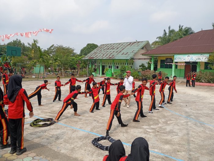 Semangat  di Lapangan, Murid MTsN 4 Batang Hari Tunjukkan Kekompakan dalam Lomba Estafet Sarung