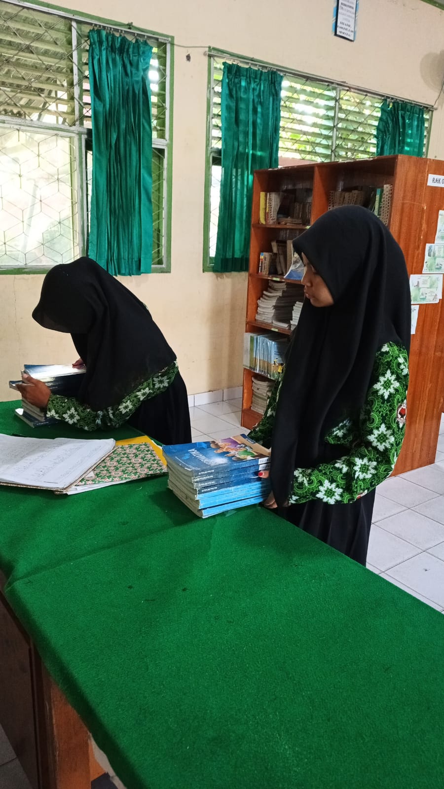Siswa MTsN 4 Batanghari Bertanggung Jawab atas Buku Materi Pelajaran