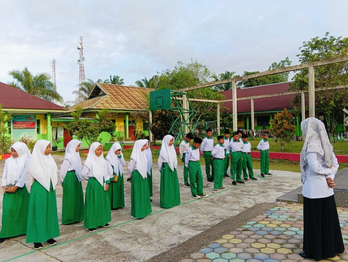 APEL KEDISIPLINAN PAGI: PENANAMAN NILAI TANGGUNG JAWAB SEJAK DINI DI MTsN 4 BATANG HARI APEL KEDISIPLINAN PAGI: PENANAMAN NILAI TANGGUNG JAWAB SEJAK DINI DI MTsN 4 BATANG HARI