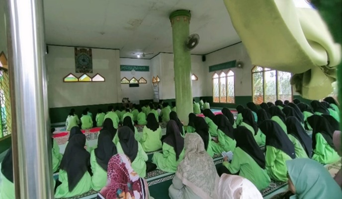 MTSN 4 BATANG HARI MEMBIASAKAN NILAI  KEAGAMAAN