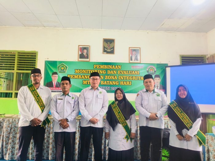 MTsN4 Batanghari Kukuhkan Tim Zona Integritas, Kepala Kankemenag Resmi Pasangkan Selempang MTsN4 Batanghari Kukuhkan Tim Zona Integritas, Kepala Kankemenag Resmi Pasangkan Selempang