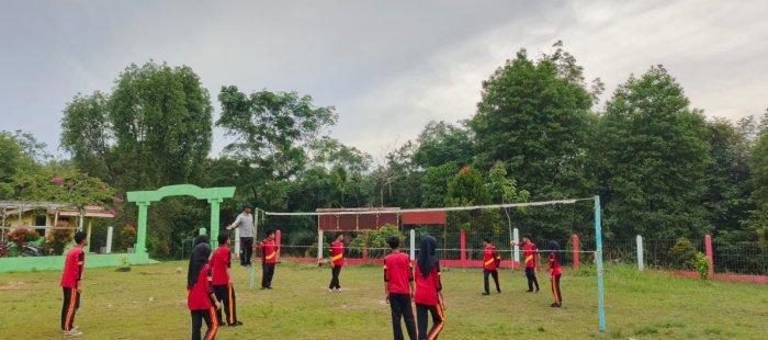 Siswa-Siswi MTSN 4 Batanghari Ikuti Latihan Vollyball Akhir Pekan