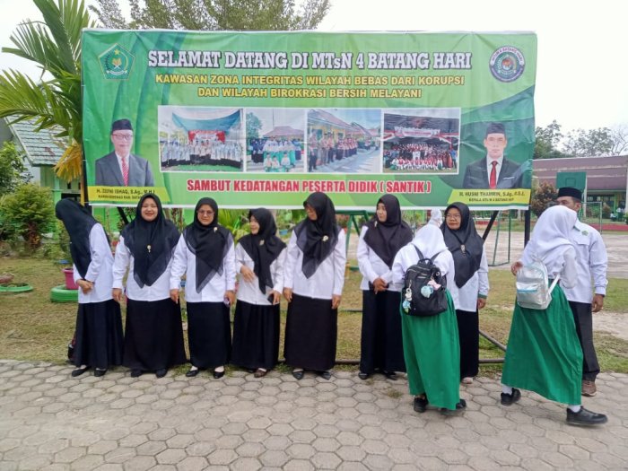 Senyuman Tenaga Pendidik dan Tenaga Kependidikan meyegarkan Cerahnya Pagi