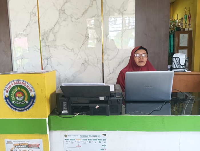 Wakasis MTsN 4 Batanghari Siapkan Laporan Kegiatan Siswa di Triwulan 3
