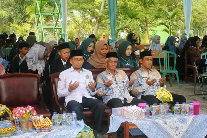 Doa dan  Ramah Tamah GTK dengan Para Undangan Serta Wali Murid Saat Acara Pelepasan Siswa Kelas IX