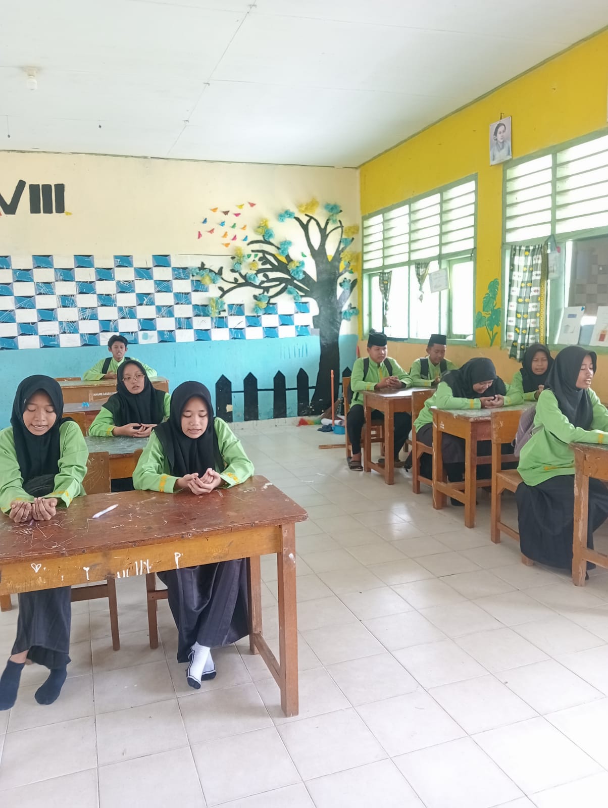 Akhir Pembelajaran, Siswa Berdoa Bersama untuk Kesuksesan