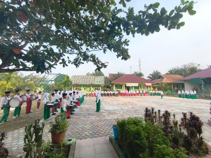 Semangat Senin di MTsN 4 Batang Hari: Raih Prestasi, Harumkan Nama Madrasah