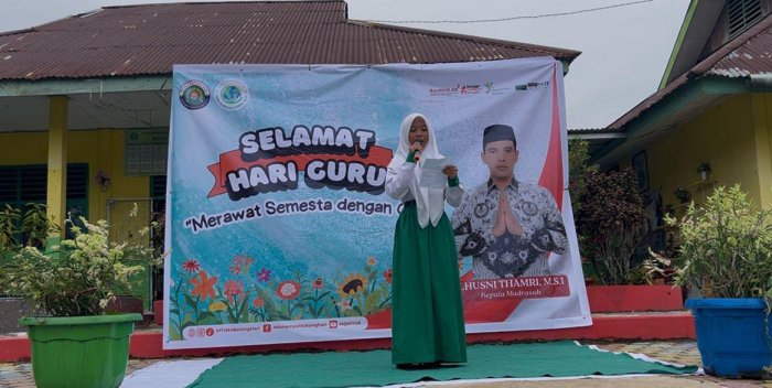 Noviani Haniva Tampil Memukau dalam Lomba Baca Puisi Hari Guru di MTsN 4 Batang Hari Noviani Haniva Tampil Memukau dalam Lomba Baca Puisi Hari Guru di MTsN 4 Batang Hari