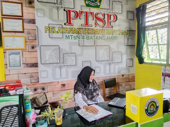 Semangat Akhir Tahun, Staf TU MTsN 4 Batang Hari Tuntaskan Administrasi Desember 2025