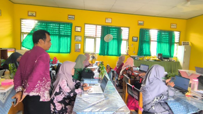 Kepala MTsN 4 Batanghari Berikan Motivasi dan Bimbingan kepada Guru Selama PJJ