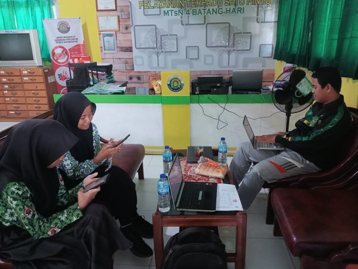 Operator MTsN 4 Batanghari Bantu Siswa dalam Persiapan Simulasi OMI Operator MTsN 4 Batanghari Bantu Siswa dalam Persiapan Simulasi OMI