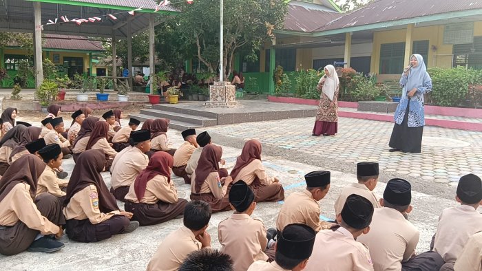 Pagi Ceria Penuh Literasi: Murid MTsN 4 Batang Hari Belajar Sapaan Bahasa Inggris dan Arab