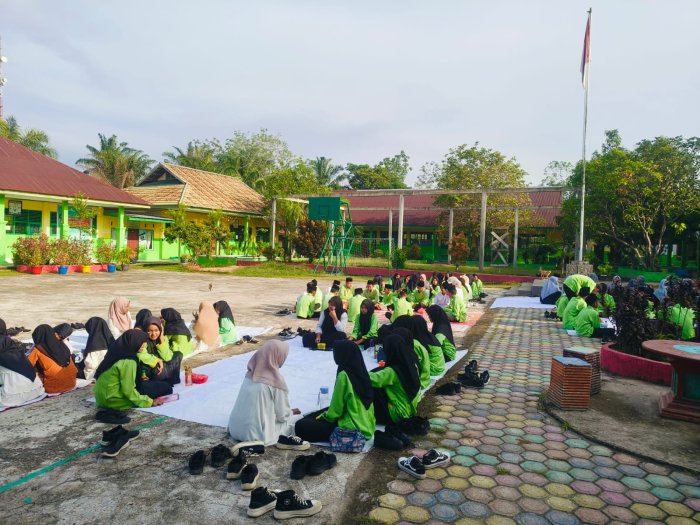 Kebersamaan dalam Kudapan Pagi di MTsN 4 Batanghari Kebersamaan dalam Kudapan Pagi di MTsN 4 Batanghari