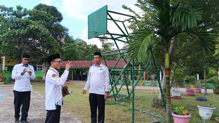 Wawancarai Kepala TU, Tim Penilai Internal Tinjau Ketersediaan dan Kebersihan Toilet Siswa Wawancarai Kepala TU, Tim Penilai Internal Tinjau Ketersediaan dan Kebersihan Toilet Siswa
