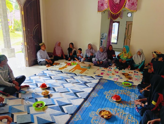 Wujud Solidaritas dan Kepedulian: Keluarga Besar MTsN 4 Batang Hari Takziah ke Kediaman Bu Havizhah