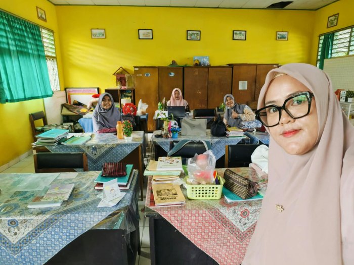 Menembus Pekatnya Asap: Dedikasi Guru MTsN 4 Batang Hari Menjaga Asa Belajar Siswa